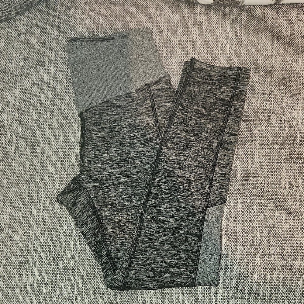 🚨3 for $20 deal! 🚨PINK Victoria's Secret Gray Leggings with Marled Pattern